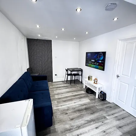 Cosy London Base 1 Bedroom Sofa Bed Sleeps 4 And Free Parking